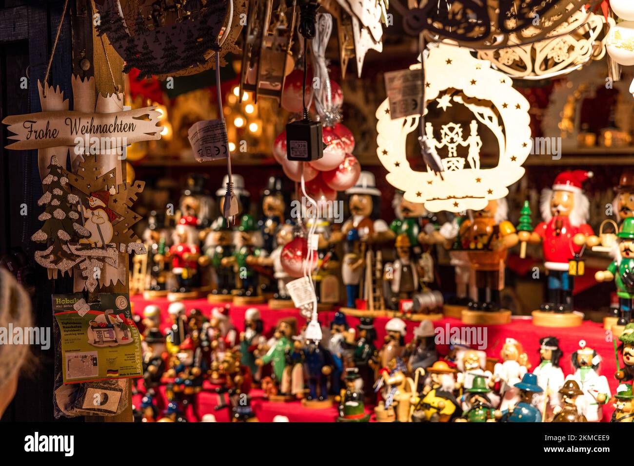 Naumburg, Deutschland. 26.. November 2022. Weihnachtsfiguren aus Holz werden auf dem Naumburger Weihnachtsmarkt verkauft. Neben dem Weihnachtsmarkt haben zahlreiche Institutionen sowie Unternehmen und Privatpersonen ihre Höfe am ersten Adventswochenende in Naumburg eröffnet. Besucher können hier manchmal Bereiche sehen, die ansonsten verborgen sind. Kredit: Frank Hammerschmidt/dpa/Alamy Live News Stockfoto