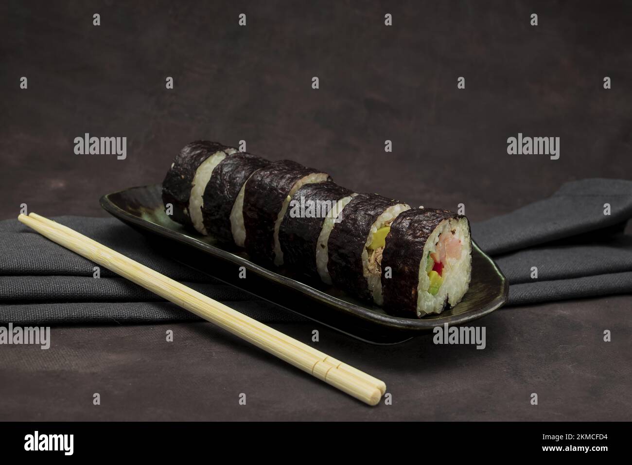 Foto von köstlichem Sushi auf dunklem Hintergrund Stockfoto