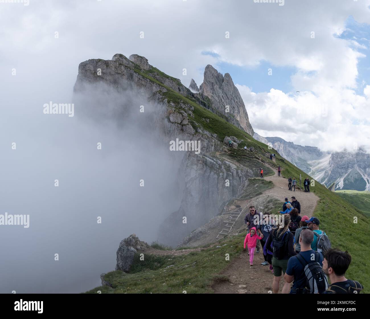 Viele verschiedene Touristen besuchen die berühmte Felsformation des Seceda-Gebirges in den italienischen Dolomiten. Stockfoto