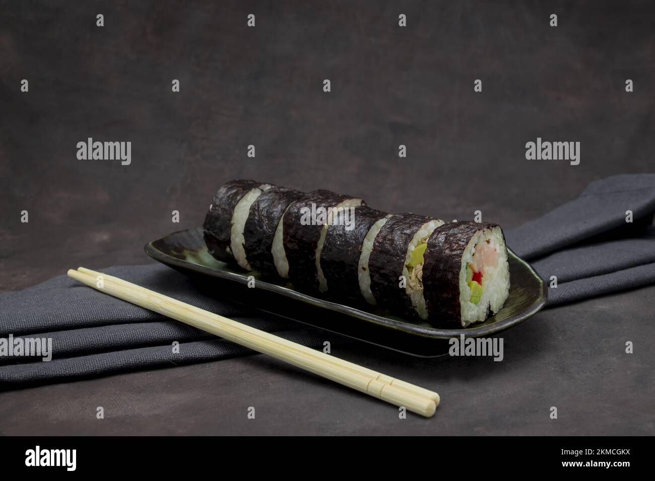 Foto von köstlichem Sushi auf dunklem Hintergrund Stockfoto