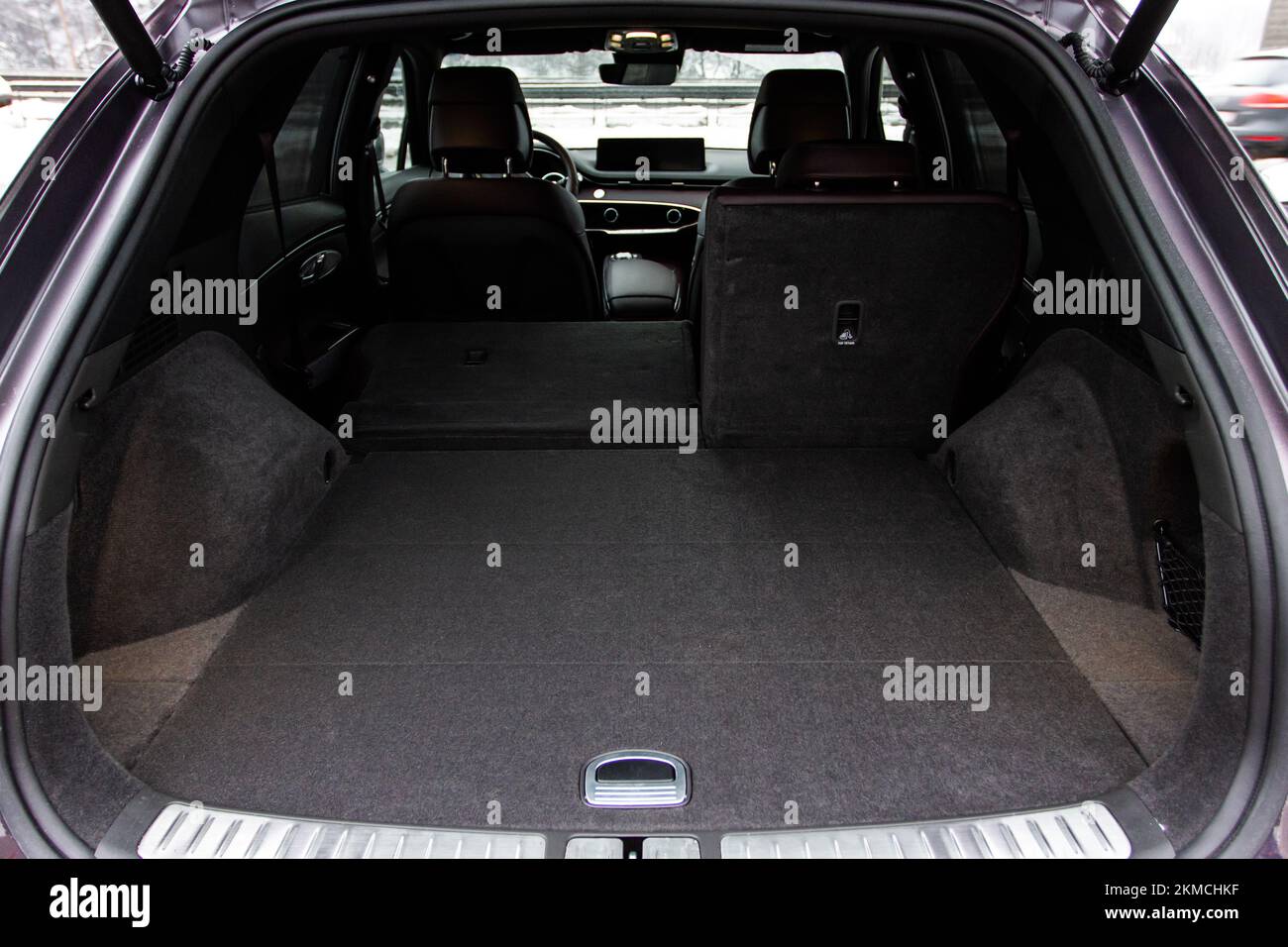 Riesiger, sauberer und leerer Kofferraum im Innenraum eines kompakten suv. Rückansicht eines SUV-Fahrzeugs mit offenem Kofferraum Stockfoto