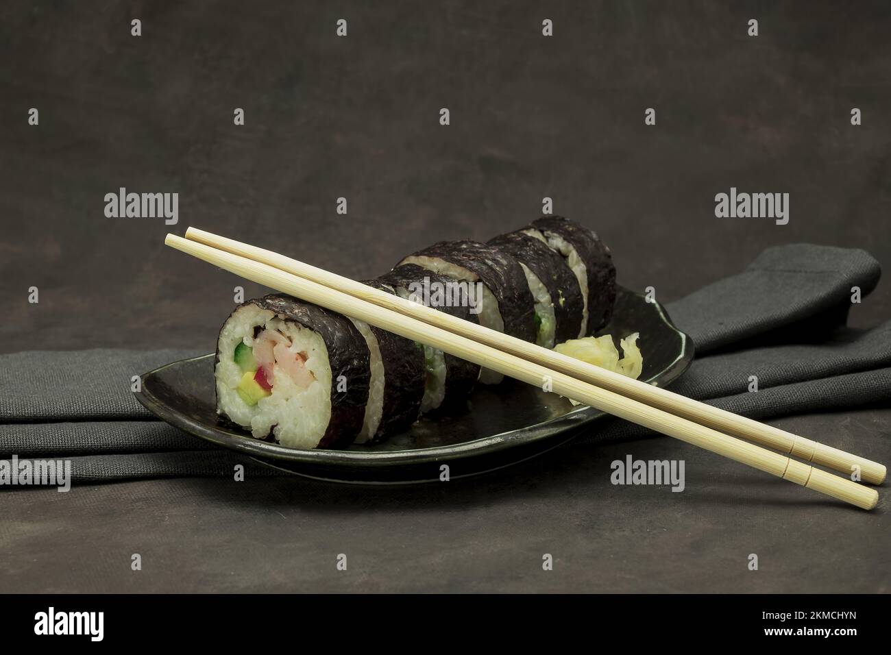 Foto von köstlichem Sushi auf dunklem Hintergrund Stockfoto