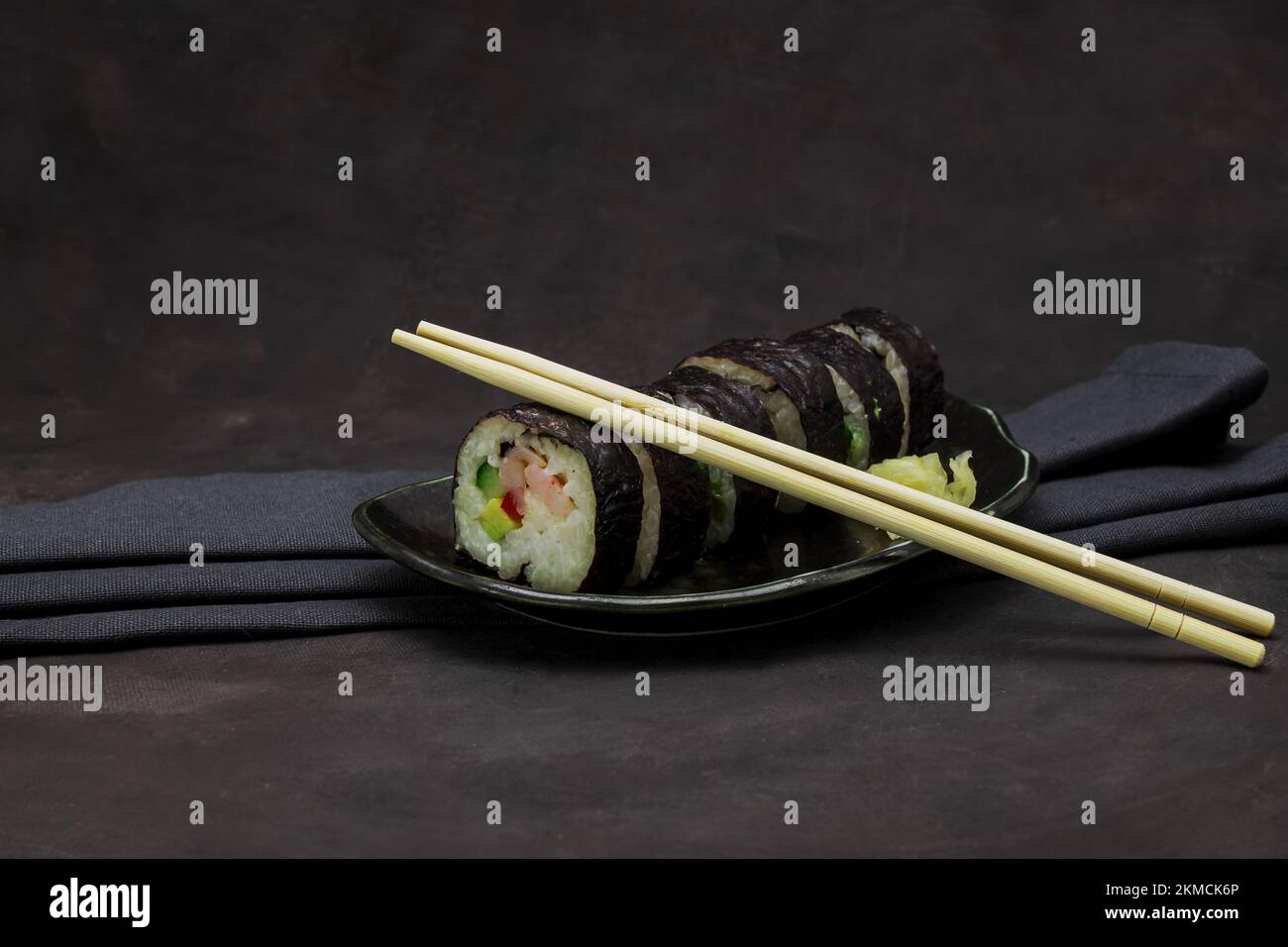 Foto von köstlichem Sushi auf dunklem Hintergrund Stockfoto