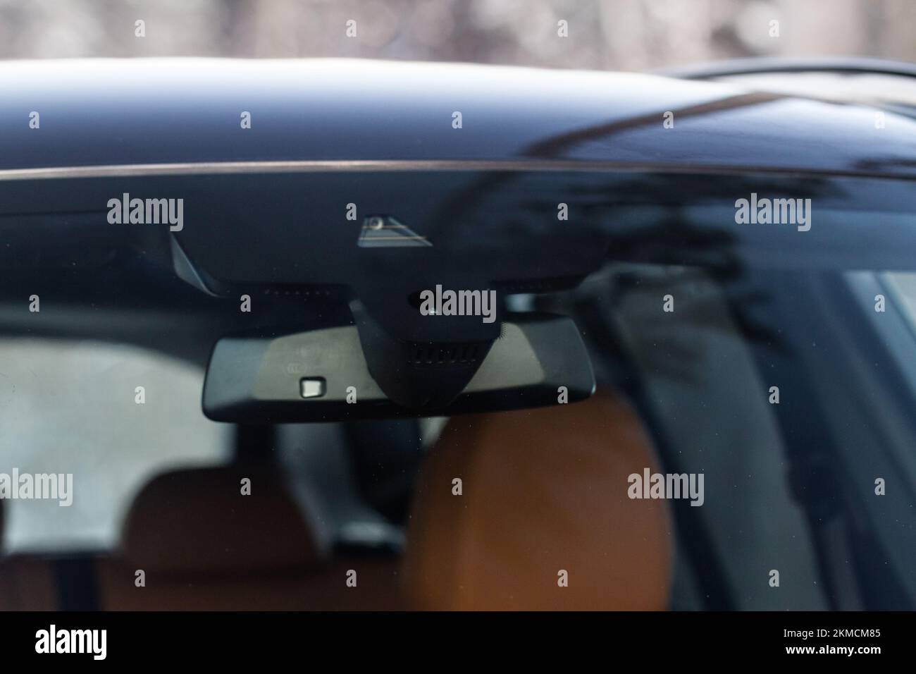 Windschutzscheiben-Regen- und Lichtsensoren des modernen Autos. Regensensor des Fahrzeugs. Stockfoto