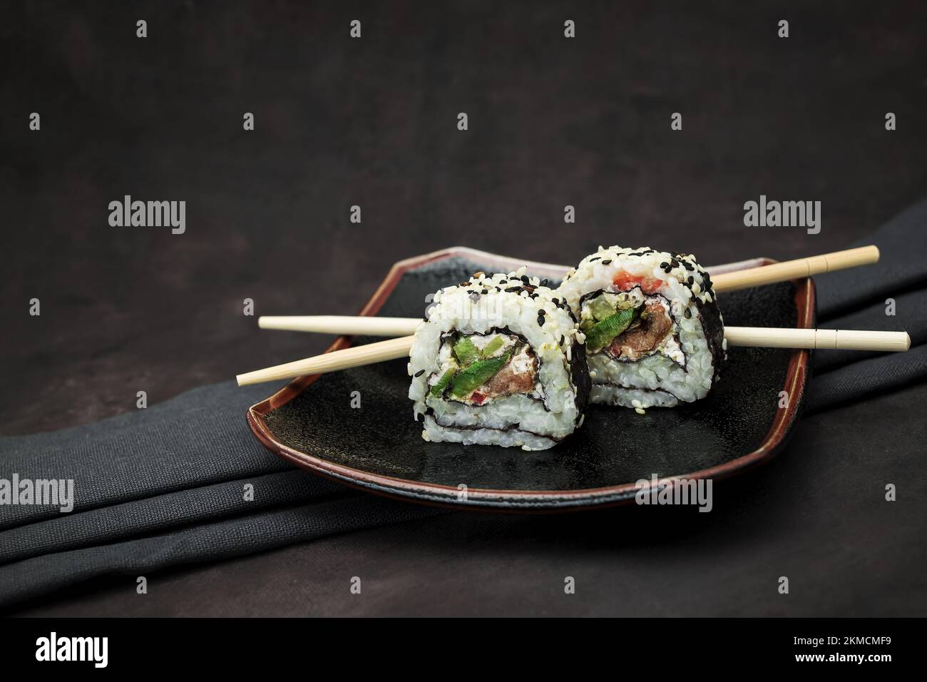 Foto von köstlichem Sushi auf dunklem Hintergrund Stockfoto