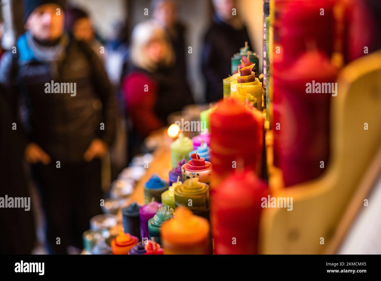 Naumburg, Deutschland. 26.. November 2022. Im Kloster der Naumburger Kathedrale von St. Peter und Paul, handgemachte Kerzen werden an einem Stand verkauft. Zahlreiche Institutionen sowie Unternehmen und Privatpersonen öffnen ihre Höfe am ersten Adventswochenende in Naumburg. Besucher können Bereiche sehen, die ansonsten nicht sichtbar sind. Kredit: Frank Hammerschmidt/dpa/Alamy Live News Stockfoto