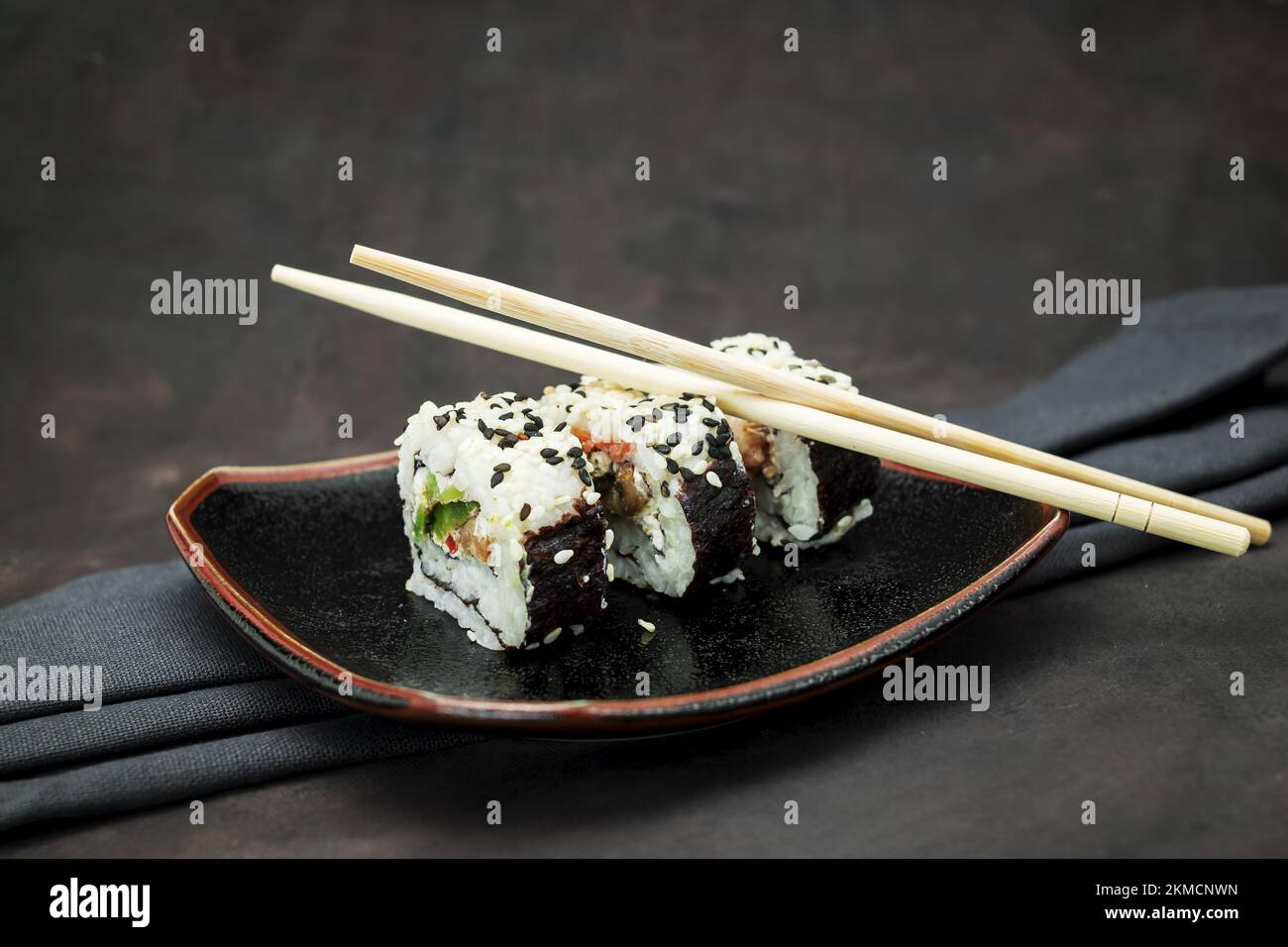 Foto von köstlichem Sushi auf dunklem Hintergrund Stockfoto