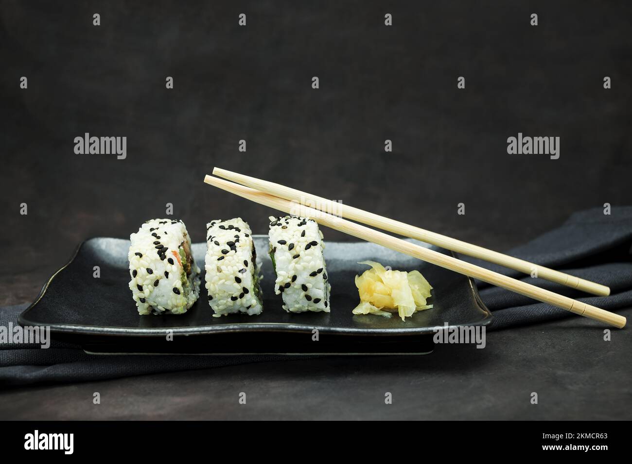 Foto von köstlichem Sushi auf dunklem Hintergrund Stockfoto