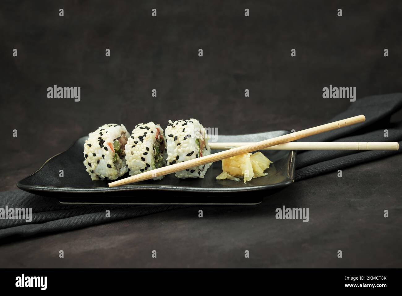 Foto von köstlichem Sushi auf dunklem Hintergrund Stockfoto