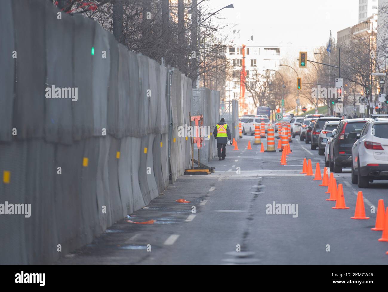 MONTREAL, QUEBEC, KANADA: Autofahrer kommen als nächstes an einem Zaun vorbei, der das Montreal Convention Centre vor der COP 15, der UN-Konferenz zur biologischen Vielfalt in Montreal, Quebec, Kanada, am Samstag, den 26. November sichert. 2022. Die Konferenz findet vom 7. Bis 19. Dezember statt. Foto: Graham Hughes/Freelance Stockfoto