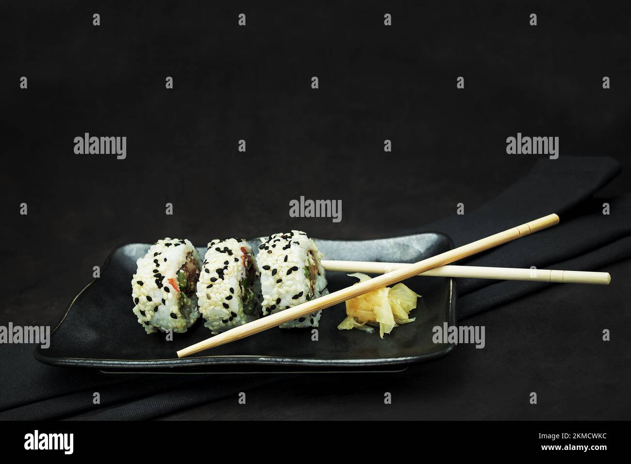 Foto von köstlichem Sushi auf dunklem Hintergrund Stockfoto