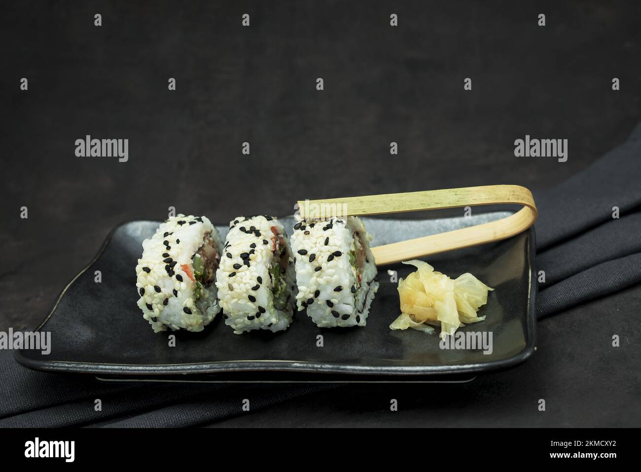 Foto von köstlichem Sushi auf dunklem Hintergrund Stockfoto