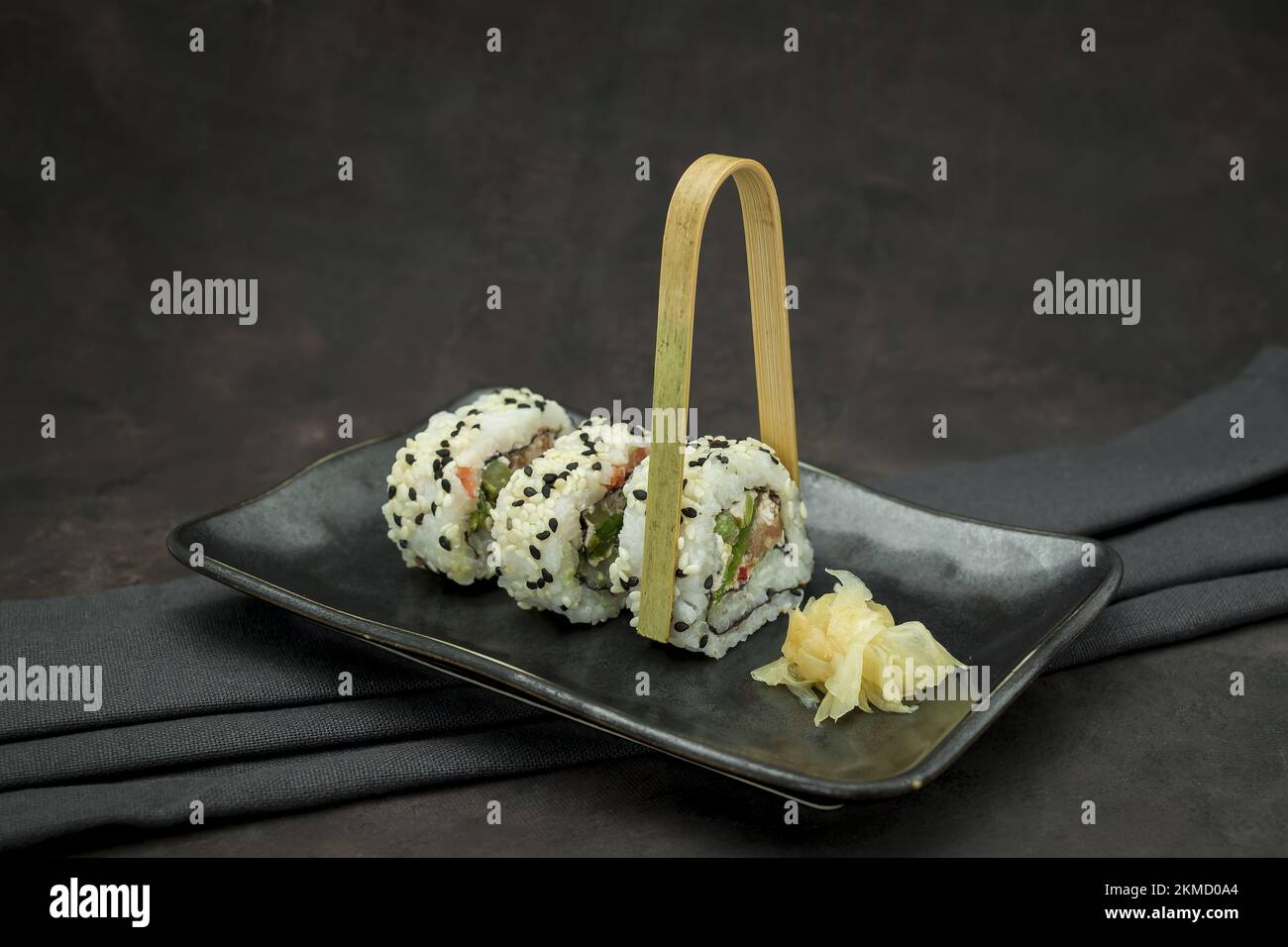Foto von köstlichem Sushi auf dunklem Hintergrund Stockfoto