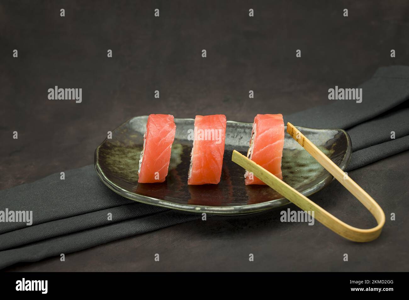 Foto von köstlichem Sushi auf dunklem Hintergrund Stockfoto