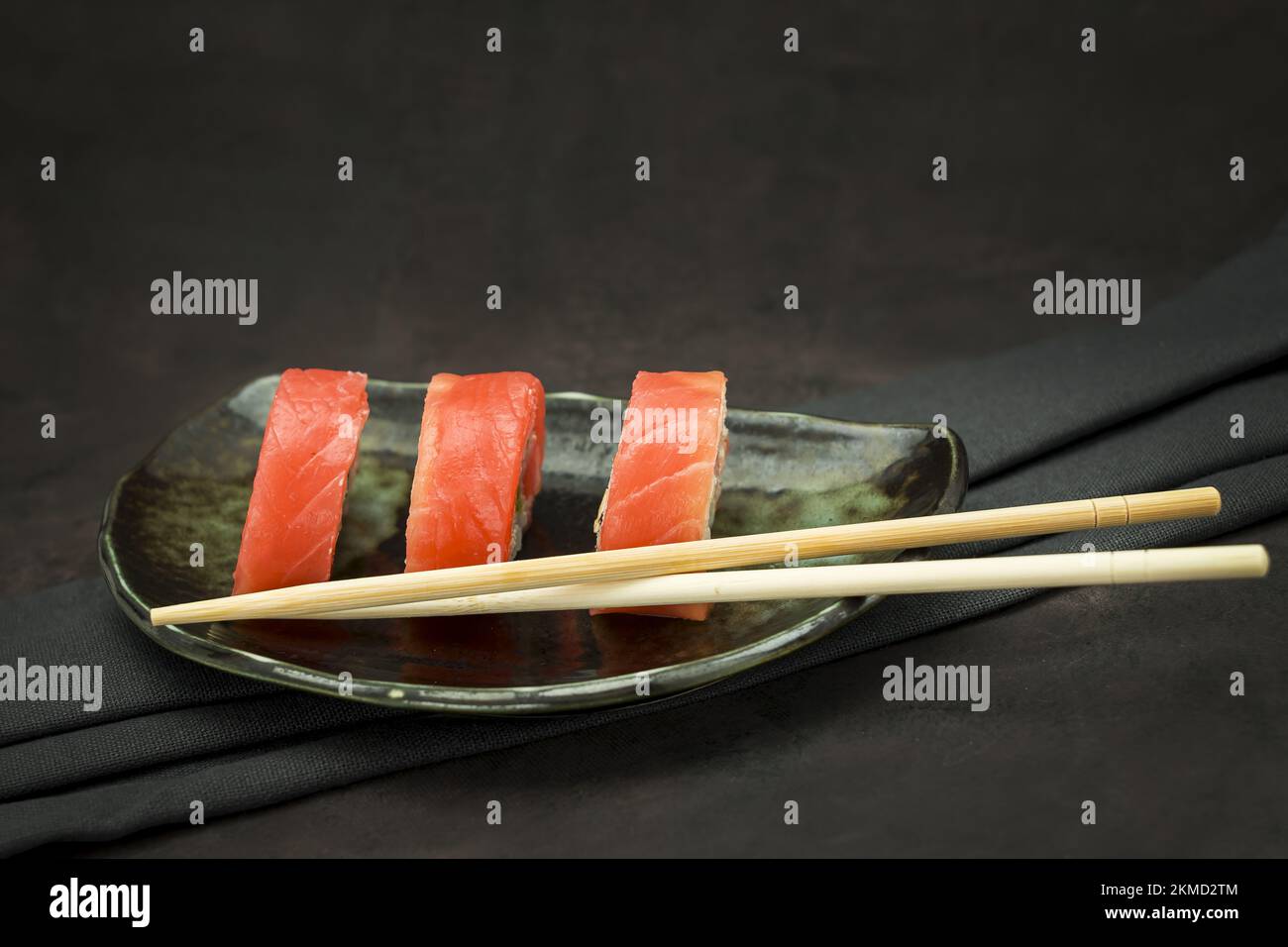 Foto von köstlichem Sushi auf dunklem Hintergrund Stockfoto