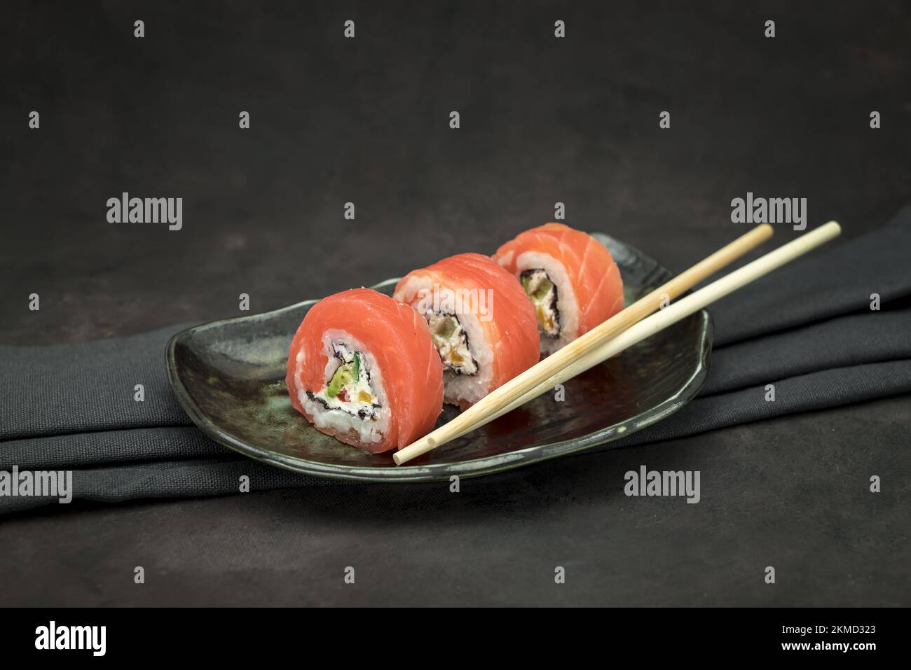Foto von köstlichem Sushi auf dunklem Hintergrund Stockfoto