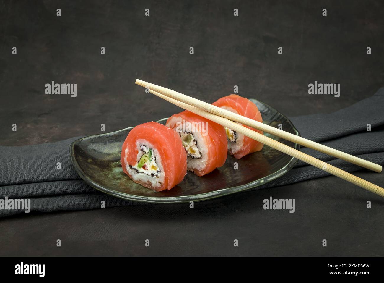 Foto von köstlichem Sushi auf dunklem Hintergrund Stockfoto