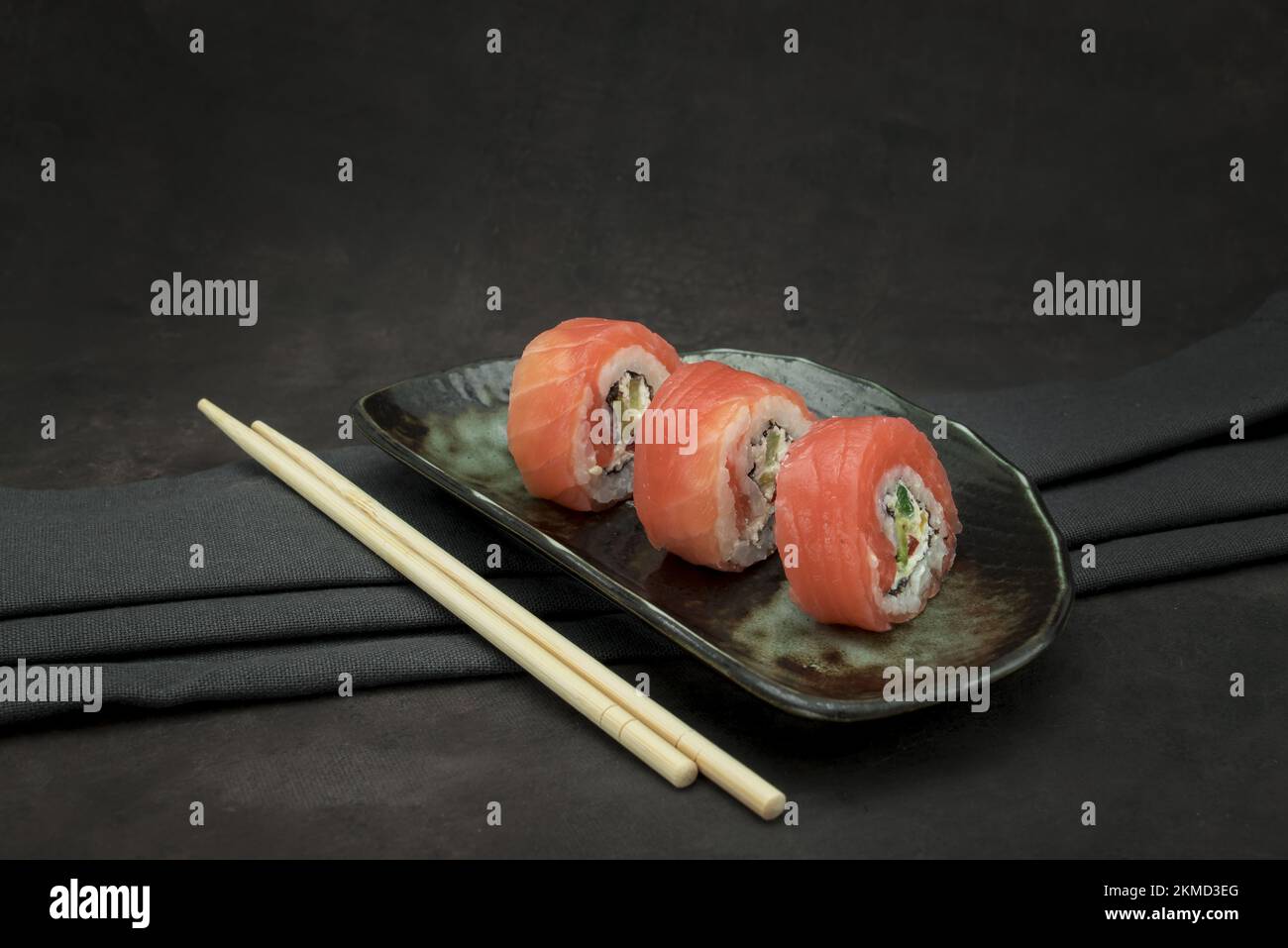 Foto von köstlichem Sushi auf dunklem Hintergrund Stockfoto