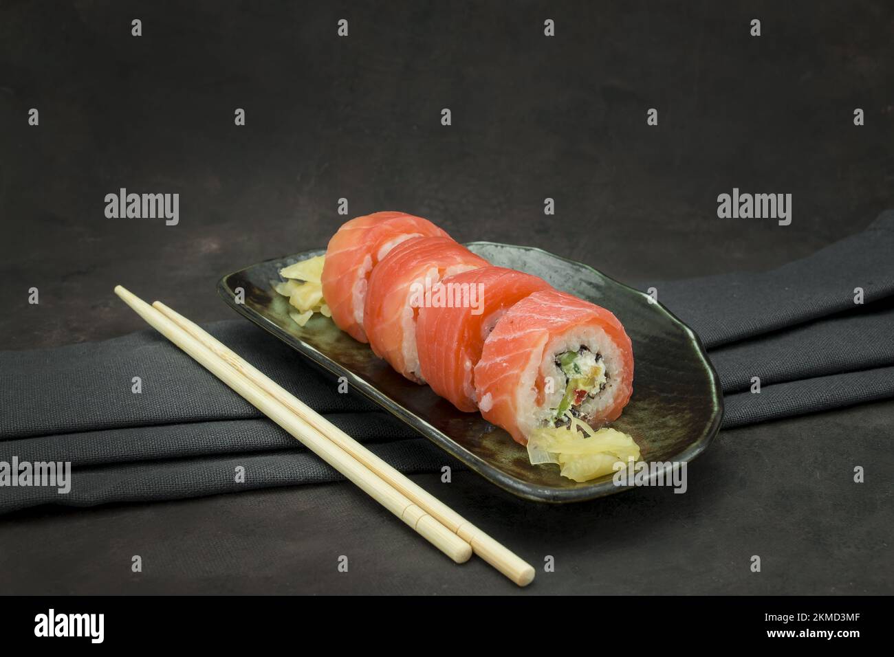 Foto von köstlichem Sushi auf dunklem Hintergrund Stockfoto