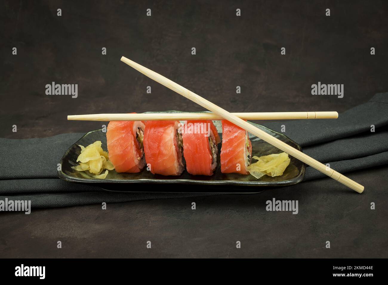 Foto von köstlichem Sushi auf dunklem Hintergrund Stockfoto