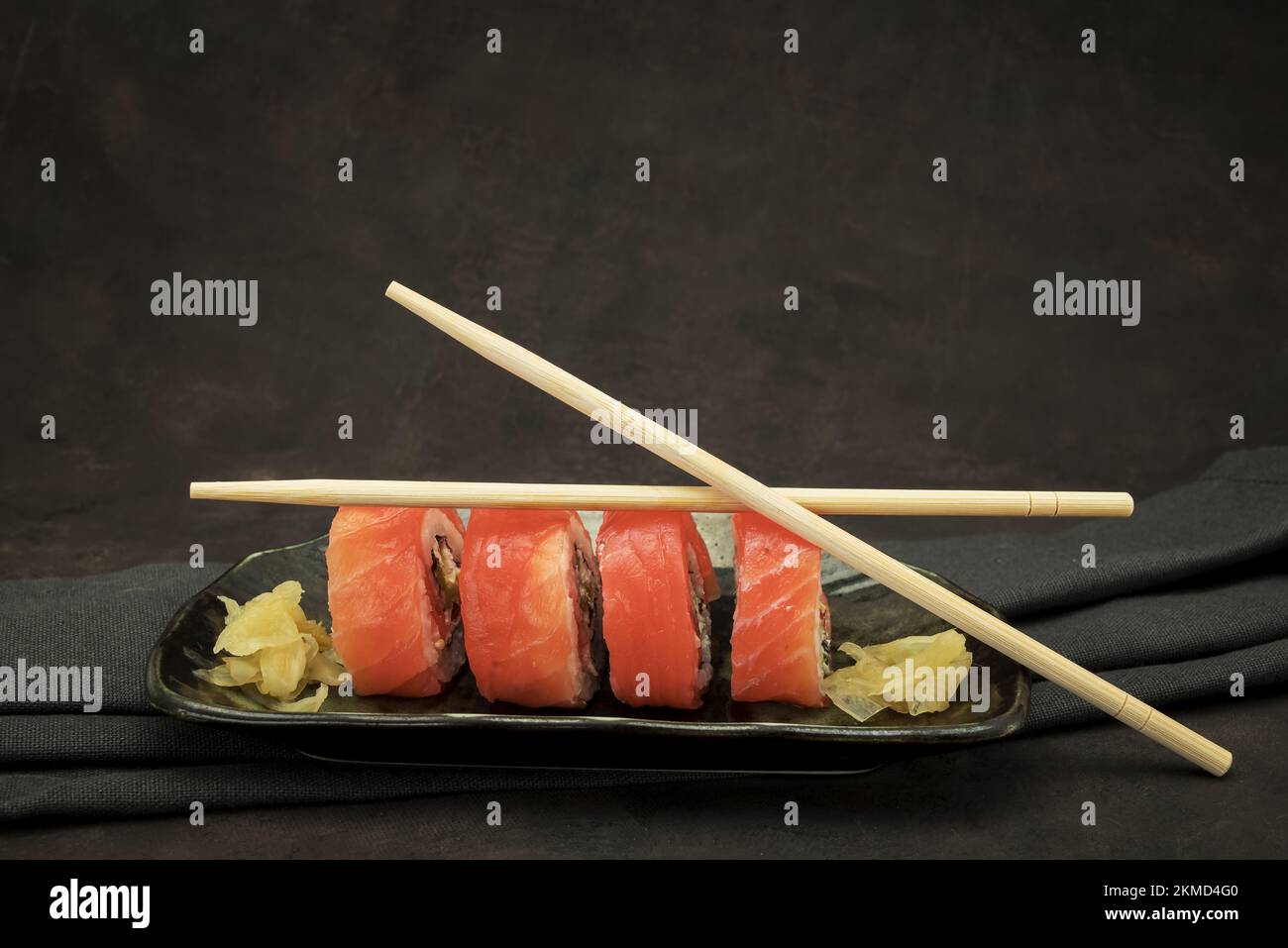 Foto von köstlichem Sushi auf dunklem Hintergrund Stockfoto