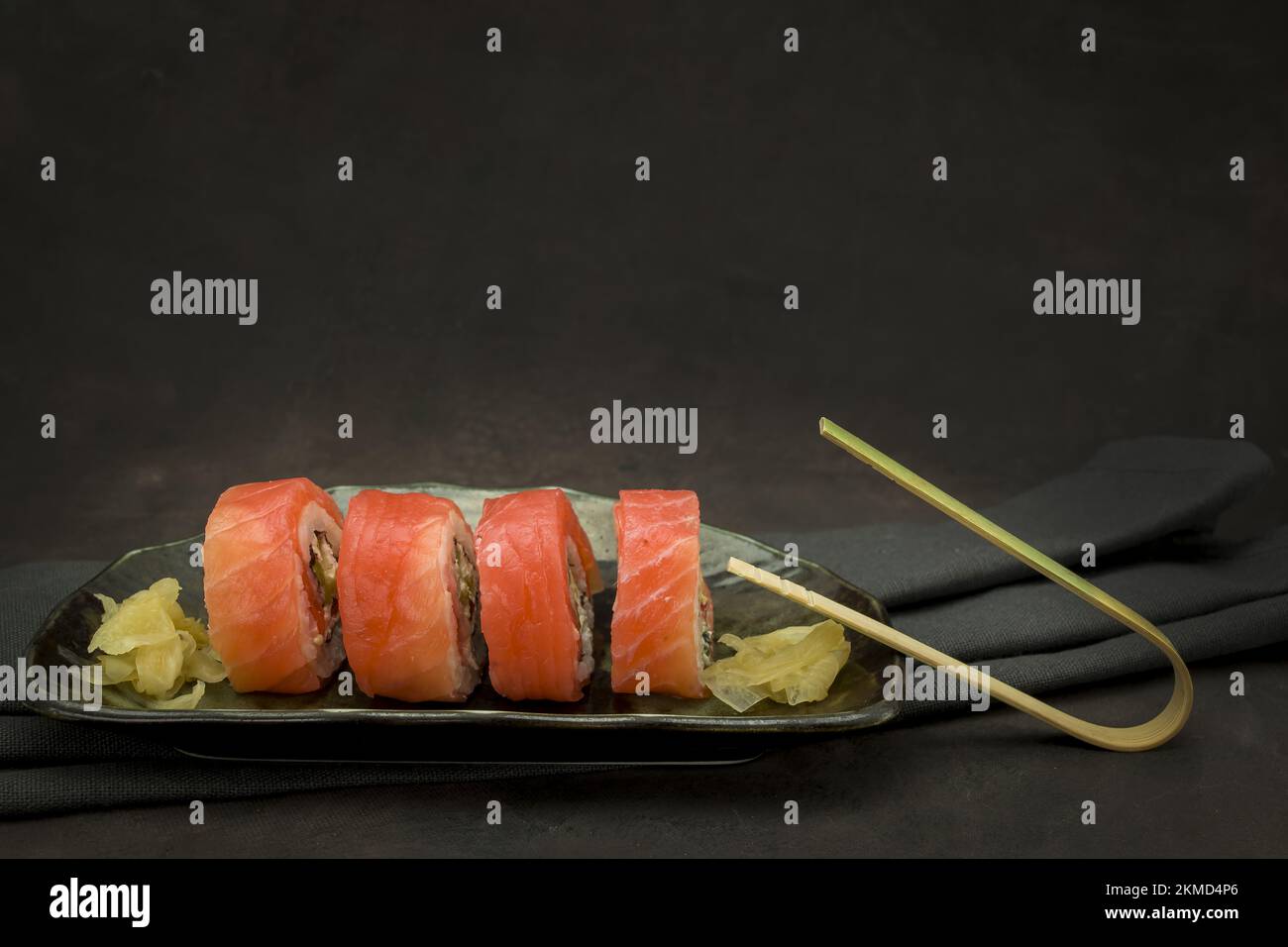 Foto von köstlichem Sushi auf dunklem Hintergrund Stockfoto