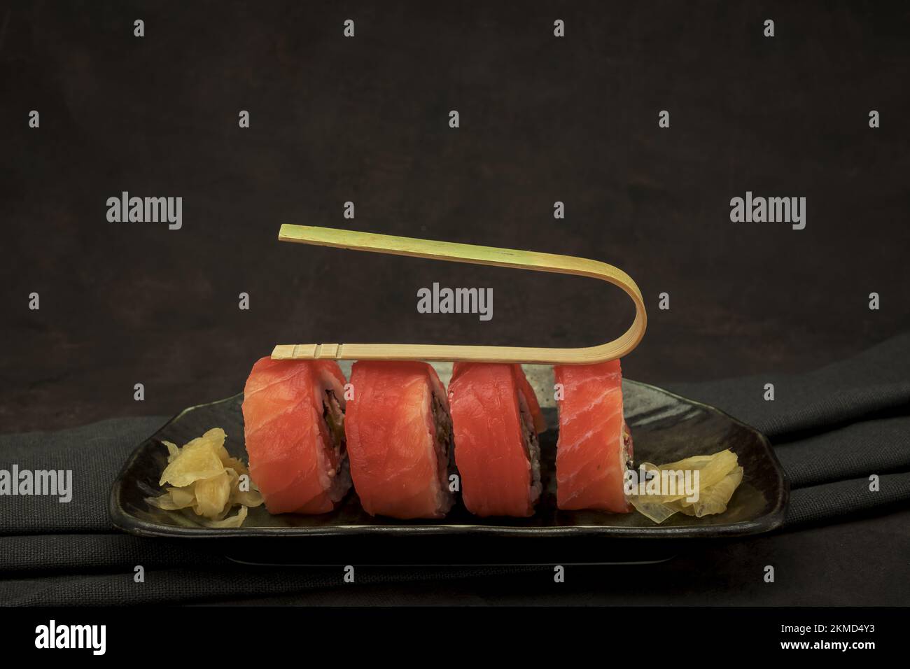 Foto von köstlichem Sushi auf dunklem Hintergrund Stockfoto