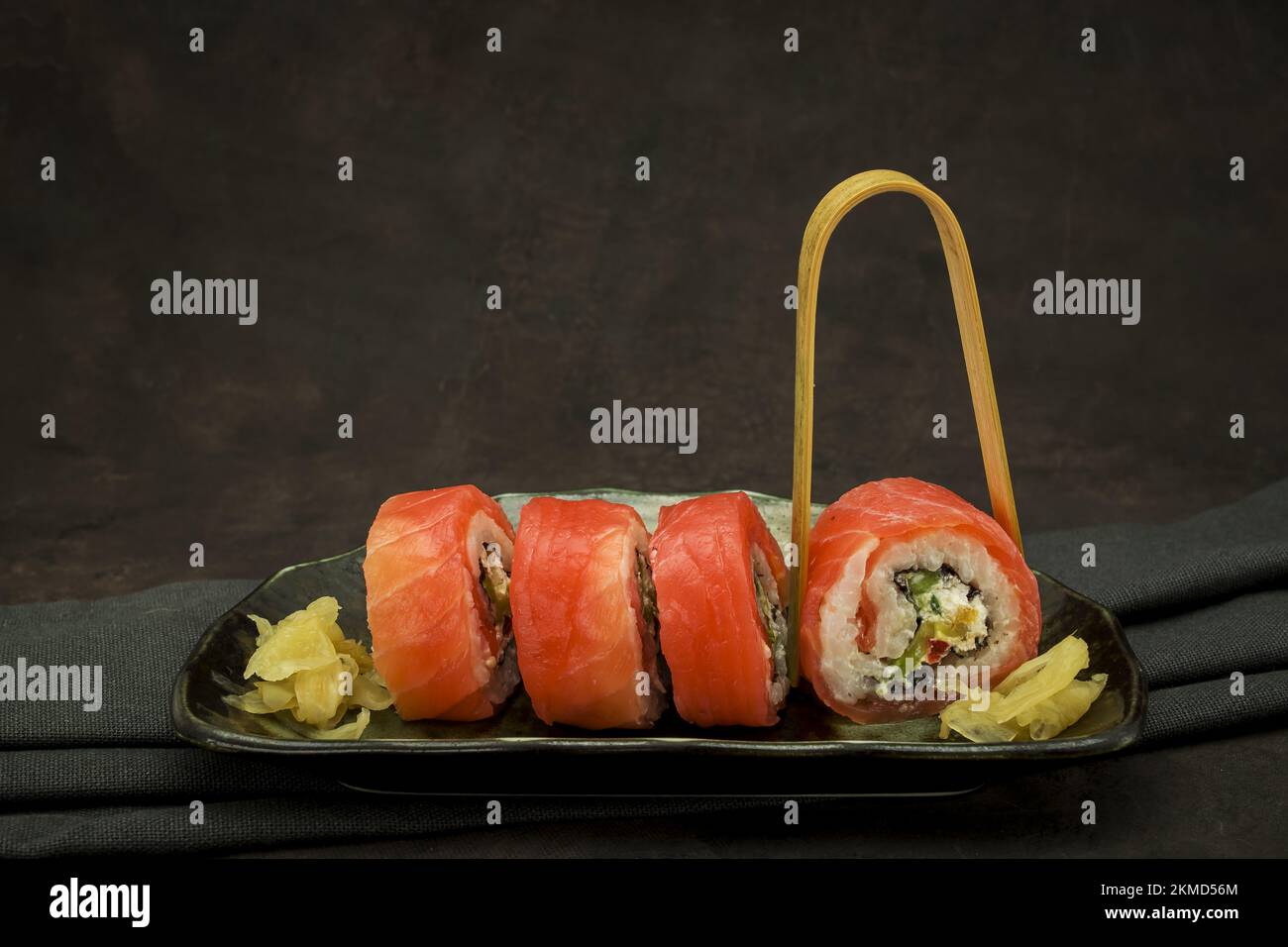 Foto von köstlichem Sushi auf dunklem Hintergrund Stockfoto