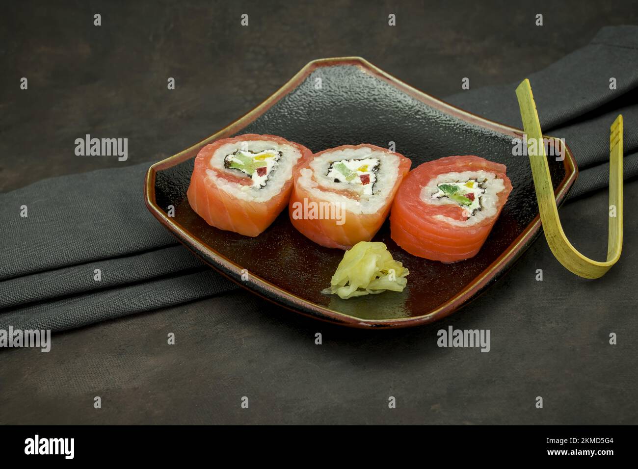 Foto von köstlichem Sushi auf dunklem Hintergrund Stockfoto
