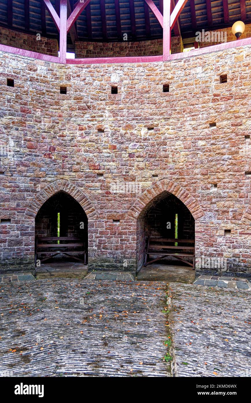 Castell Coch oder der Innenhof von Red Castle. Castle Coch - The Red Castle, Tongwynlais, Cardiff, Wales, Vereinigtes Königreich, Europa - 15. vom Oktober 2022 Stockfoto