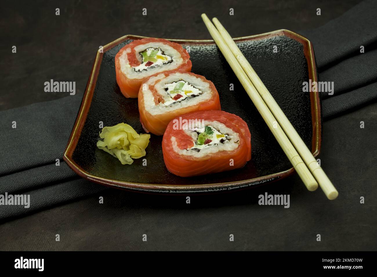 Foto von köstlichem Sushi auf dunklem Hintergrund Stockfoto