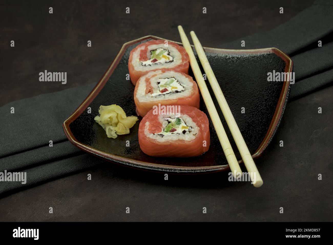 Foto von köstlichem Sushi auf dunklem Hintergrund Stockfoto