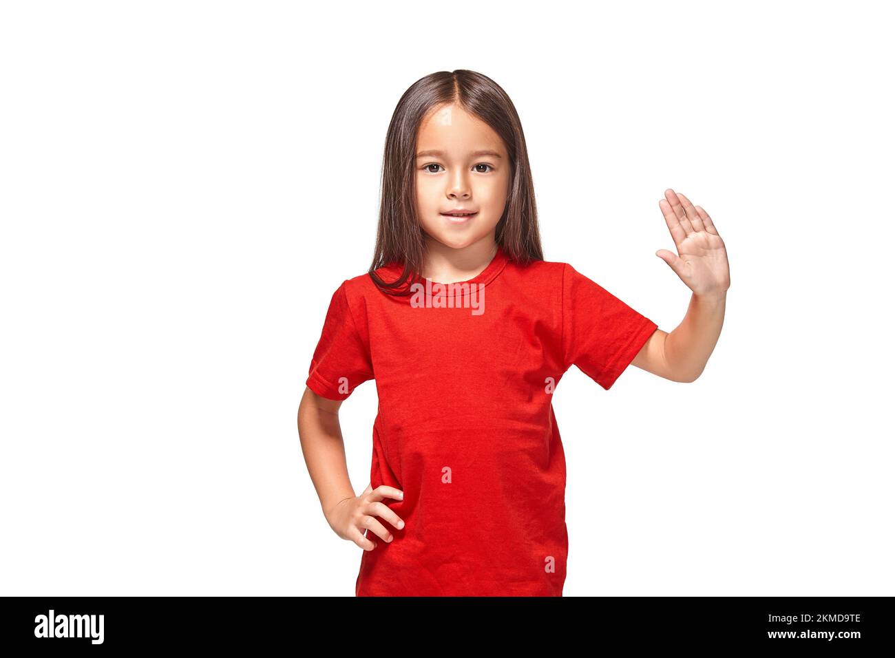 Mädchen im roten T-Shirt zeigt ihre Hand mit 5 Fingern Stockfoto