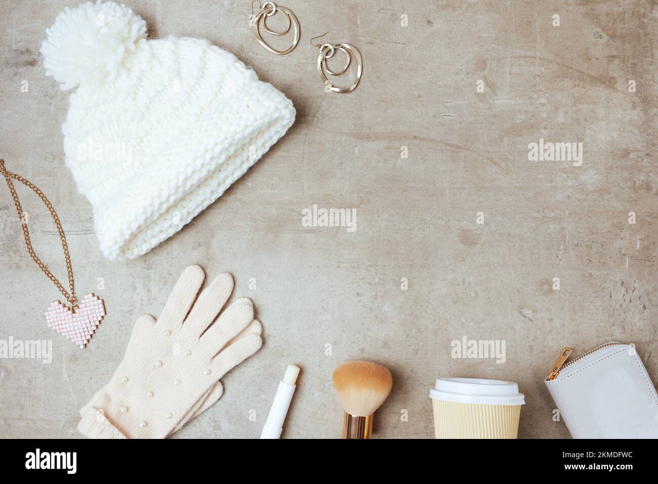 Winterdecke mit Hut, Handschuhen und Kaffeetasse. Stockfoto