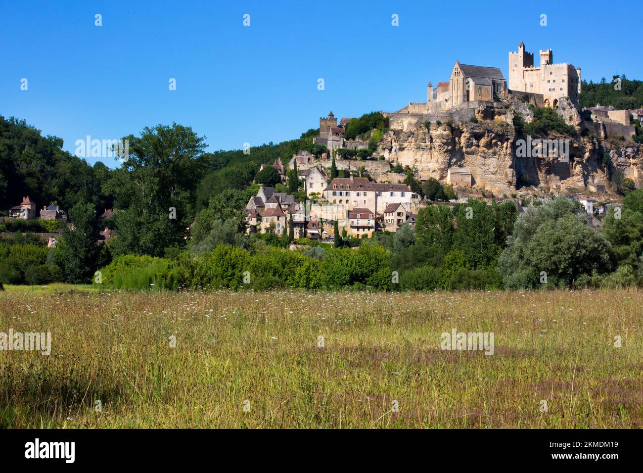 FRANKREICH, DORDOGNE, PERIGORD NOIR, Beynac-et-Cazenac, Chateau de Beynac auf einer Klippe dominieren das Dorf Beynac-et-Cazenac und die Dordogne f Stockfoto