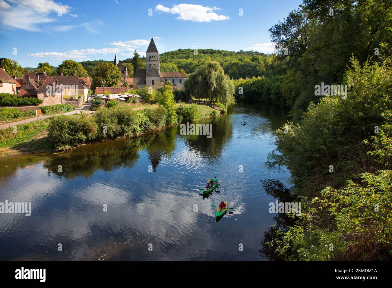 FRANKREICH, DORDOGNE, PERIGORD NOIR, Saint Leon sur Vezere, Dorfkirche, Kanus auf dem Fluss Vezere Stockfoto