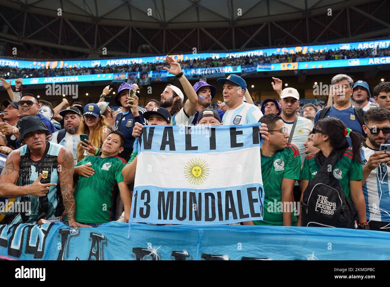 Argentinien und MexikoFans im Stadion vor dem Start des FIFA