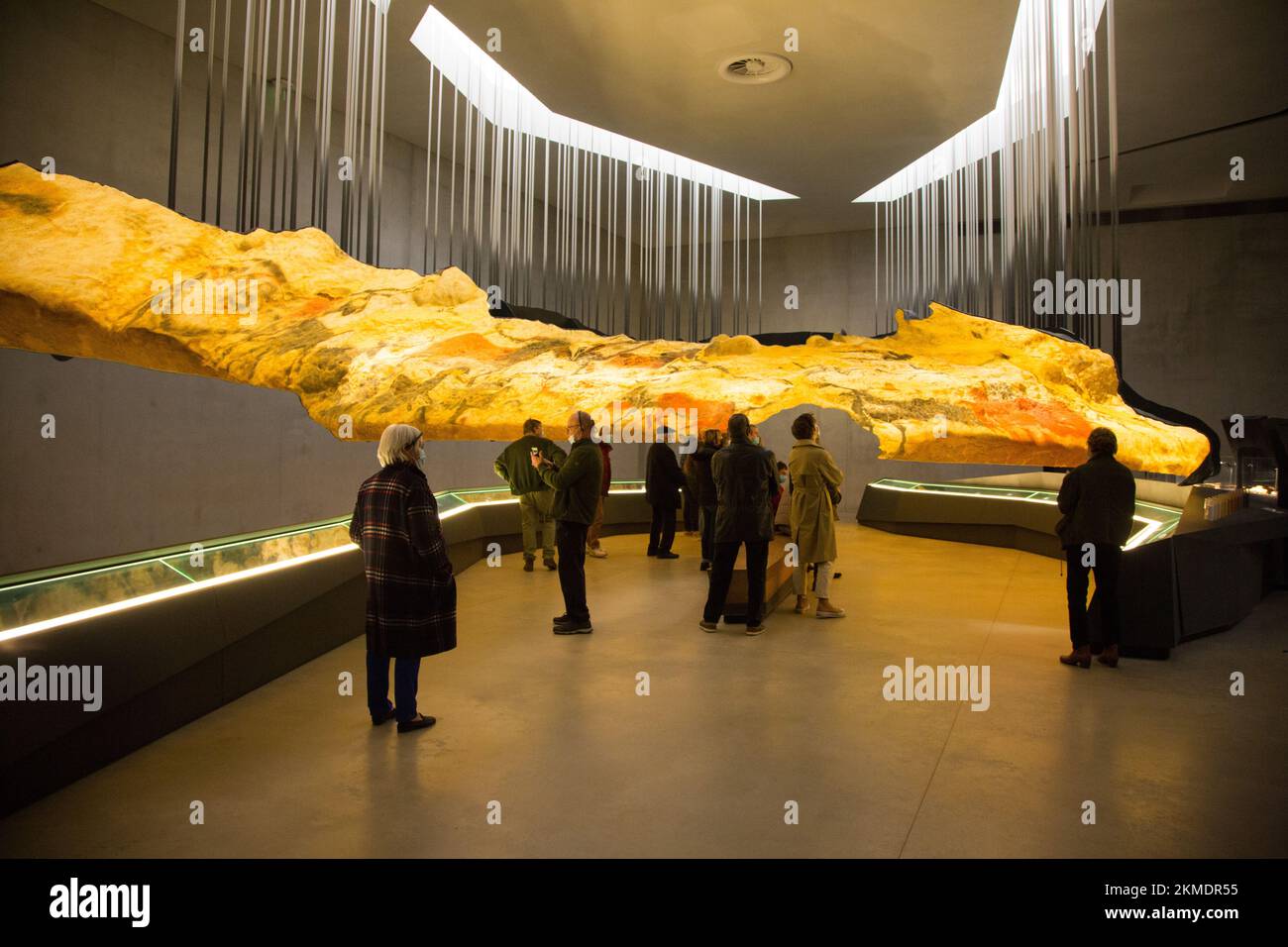 FRANKREICH, DORDOGNE, PERIGORD NOIR, Besucher des Lascaux IV Center International d'Art parietal ist die vollständige und originale Nachbildung der Höhle und 6 Ex Stockfoto