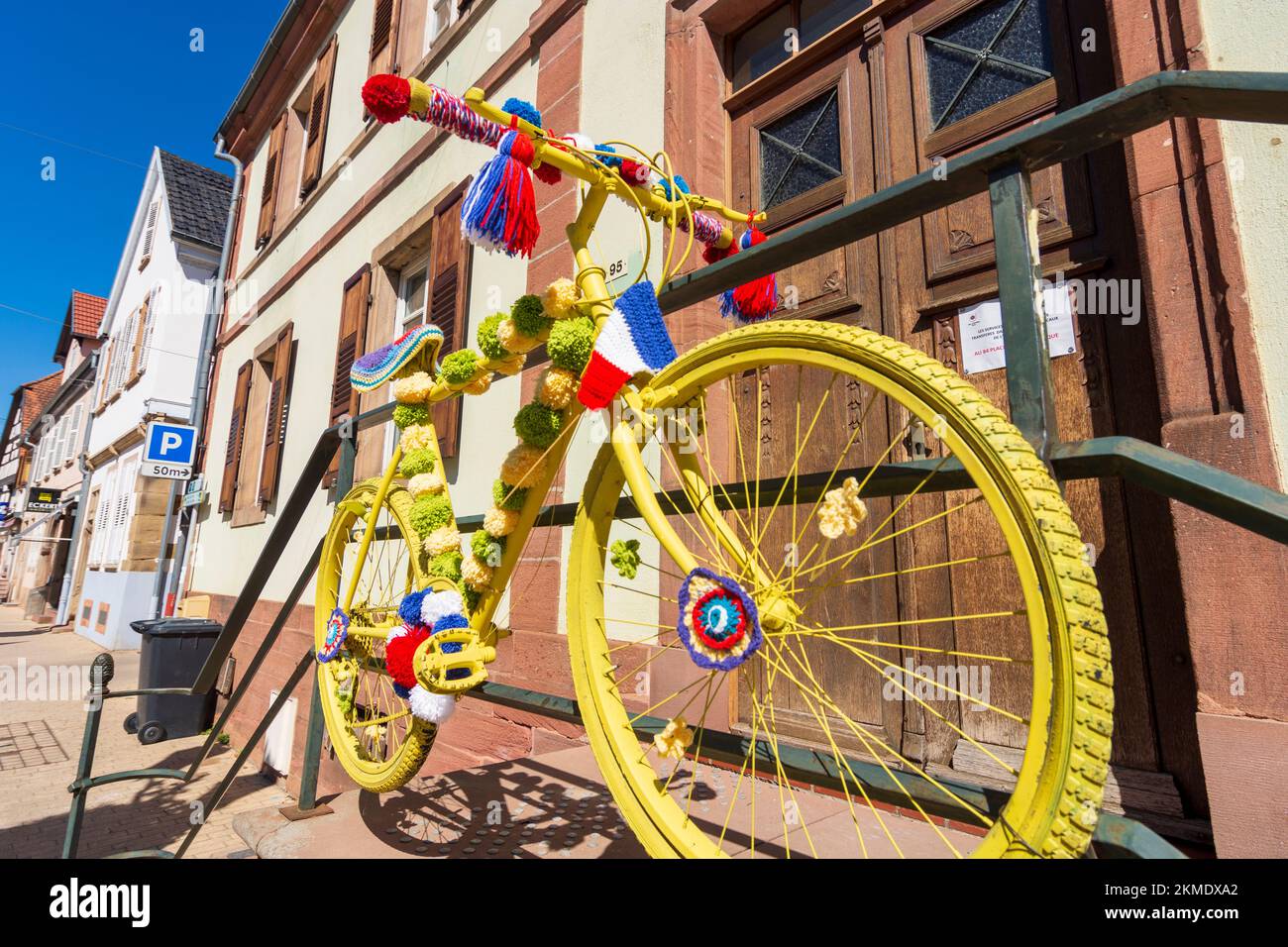 Rosheim: Lackiertes Fahrrad im Elsass, Bas-Rhin (Unterelsass), Frankreich Stockfoto
