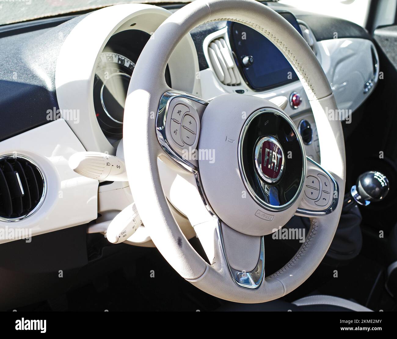 Fiat 500 lenkrad -Fotos und -Bildmaterial in hoher Auflösung – Alamy
