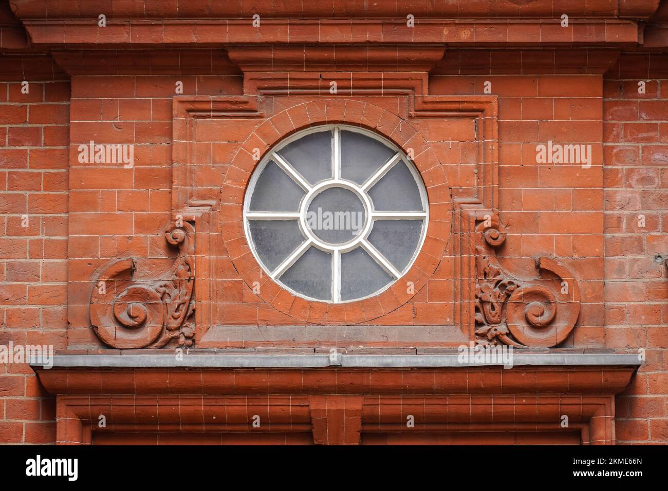 Dekoratives Relief und kreisförmiges Fenster an einer Tür, London England Großbritannien Stockfoto