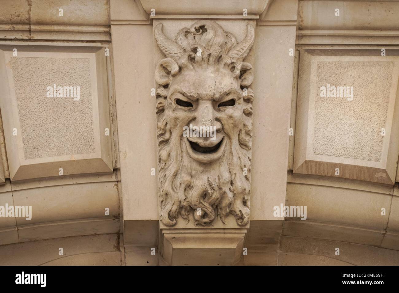 Dekoratives Relief, das Faun oder Teufel an einer Tür darstellt, London England Großbritannien Stockfoto