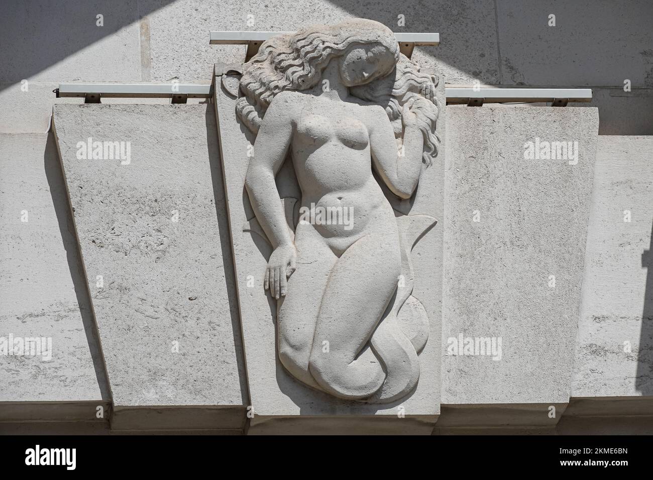 Dekoratives Relief, das eine Meerjungfrau auf einem Türrahmen darstellt, London England Großbritannien Stockfoto