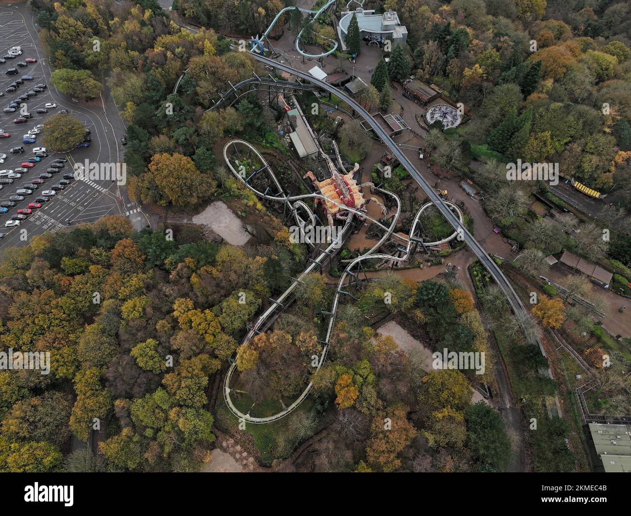 Luftdrohne aus dem Air Filmmaterial von Nemesis Rollercoaster in Alton Towers entfernt 2022 , der letzte Abschnitt der Rennstrecke ist entfernt zu sehen Stockfoto