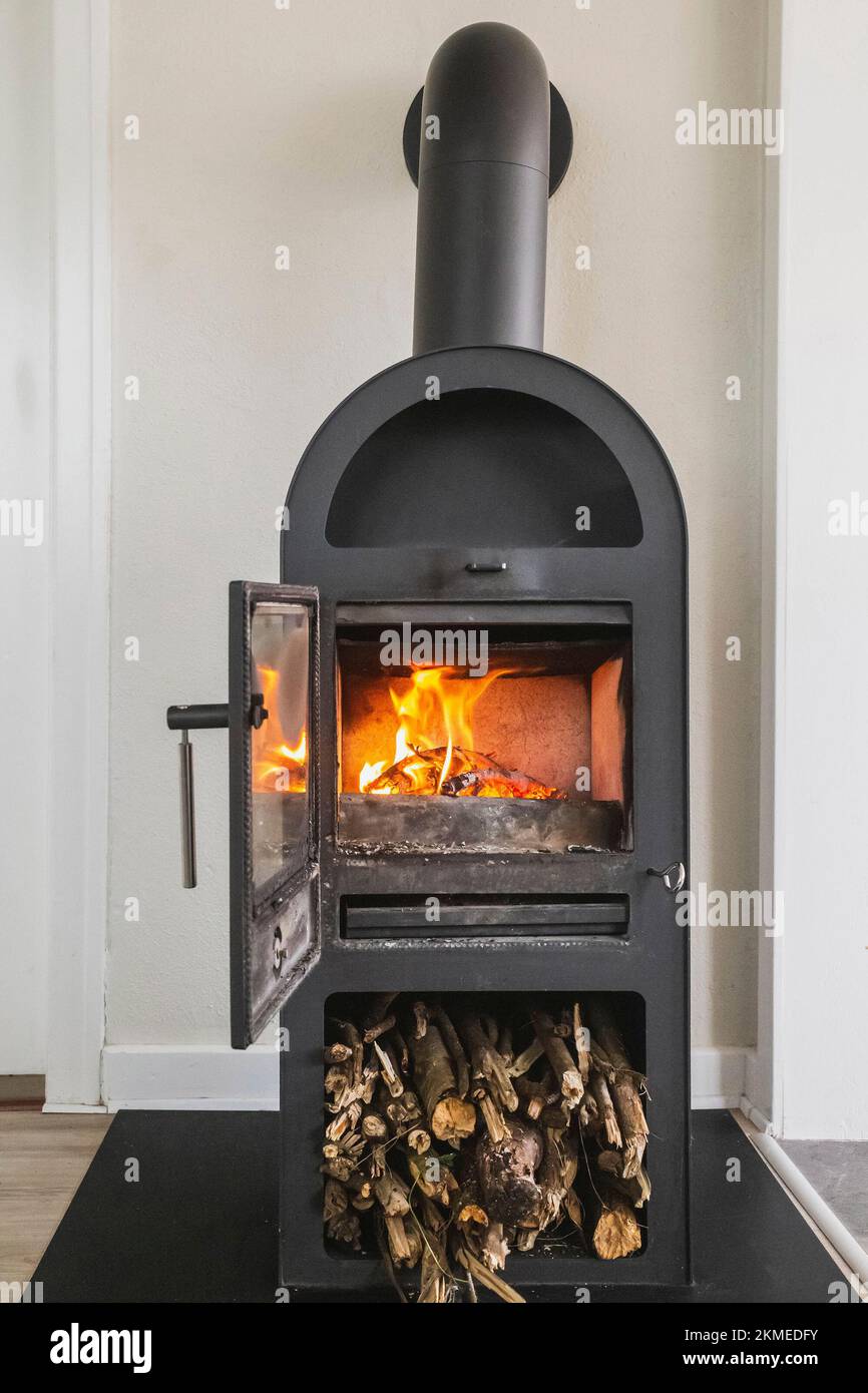 Metallherd im skandinavischen Stil. Wohnzimmer. Innenelement Stockfoto