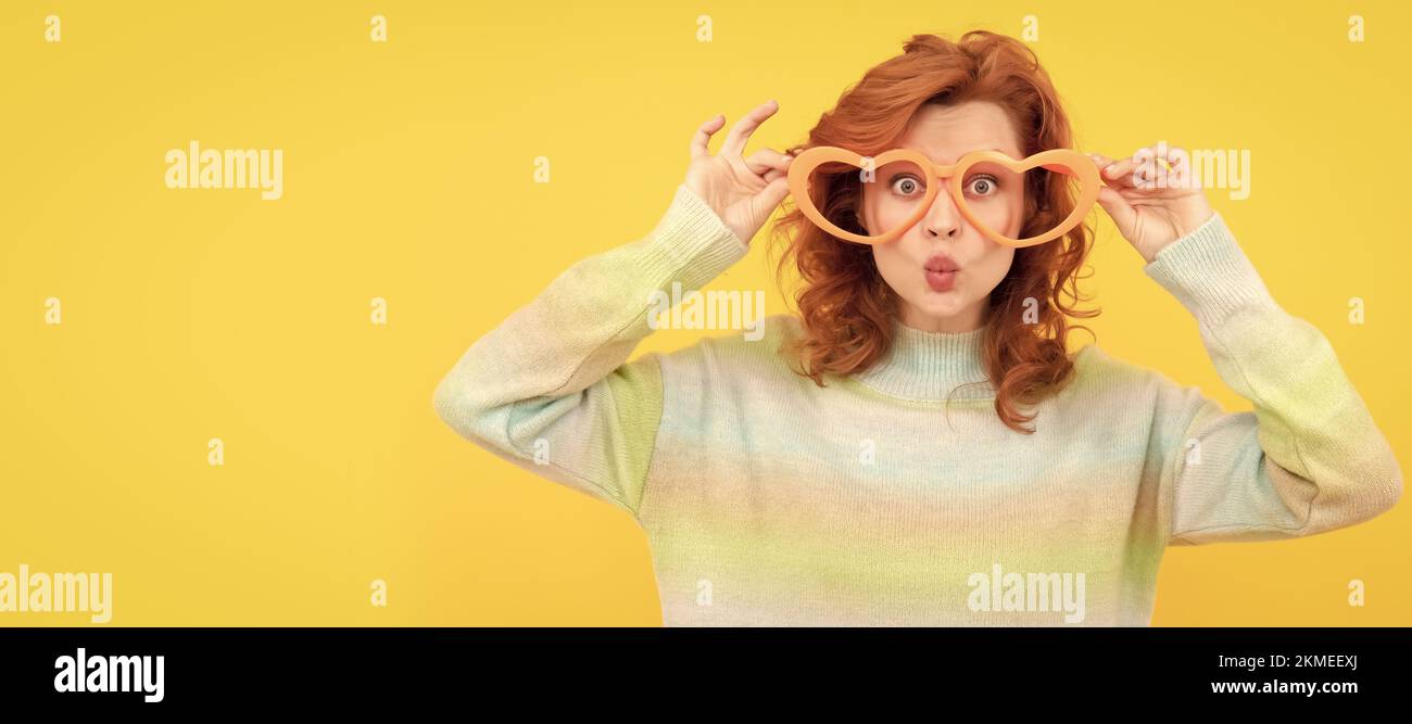 Glücklich Rotschopf Mädchen tragen lustige Party-Brille auf gelbem Hintergrund, Partei. Frau isoliert Gesicht Porträt, Banner mit Kopieplatz. Stockfoto