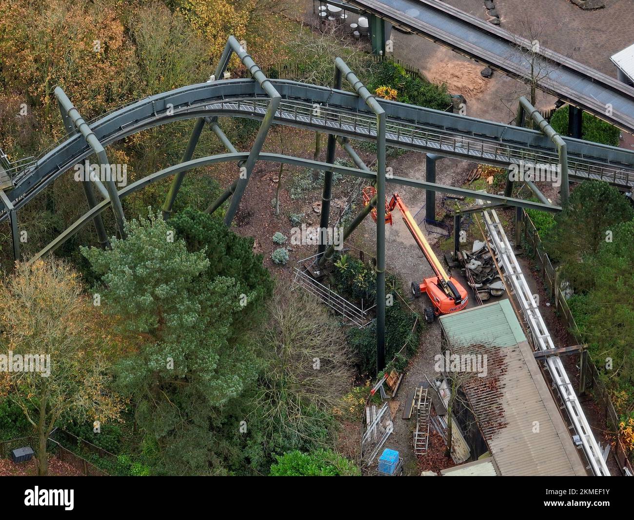 Luftdrohnenbilder der Alton Towers einschließlich Winterschließer, Weihnachtsmarkt, Lightopia und Air Galatica Achterbahn Stockfoto