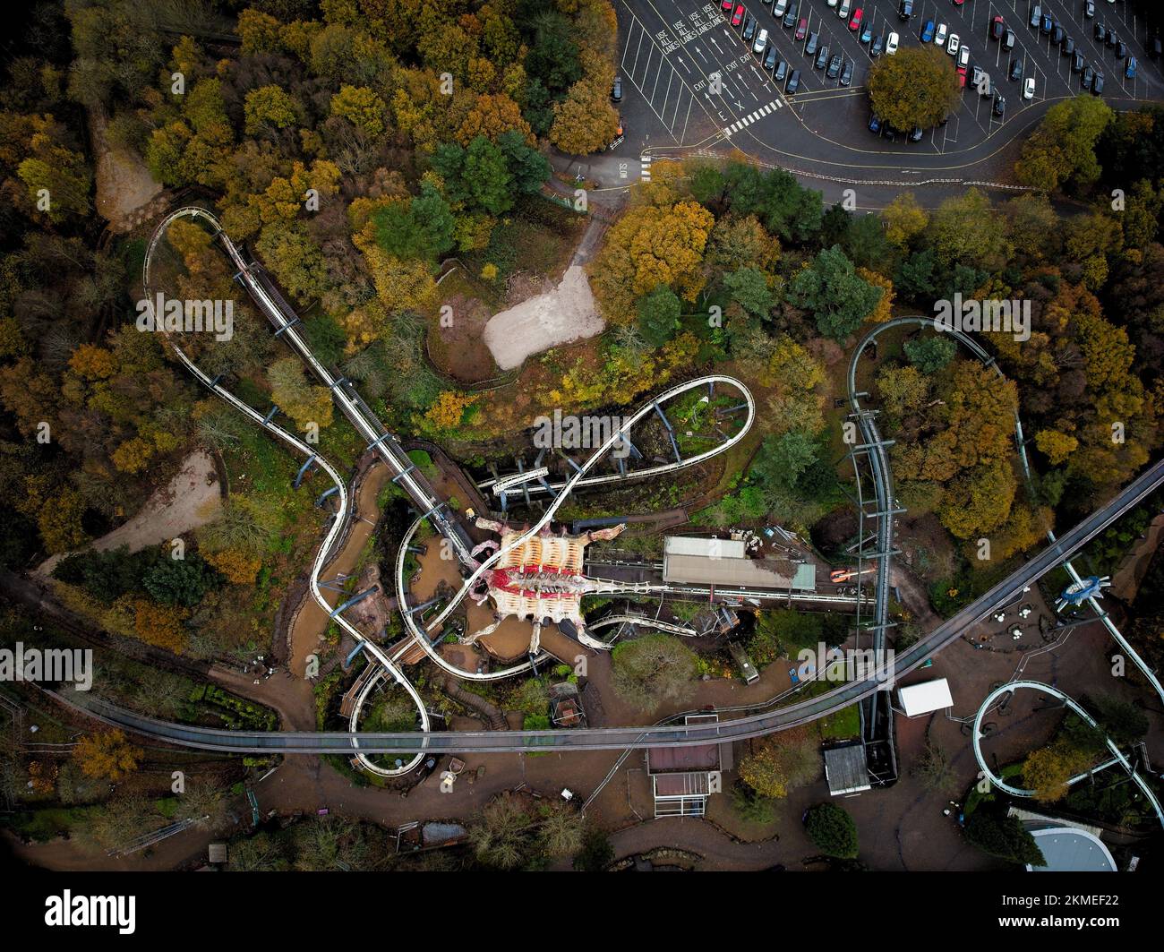 Luftdrohne aus dem Air Filmmaterial von Nemesis Rollercoaster in Alton Towers entfernt 2022 , der letzte Abschnitt der Rennstrecke ist entfernt zu sehen Stockfoto