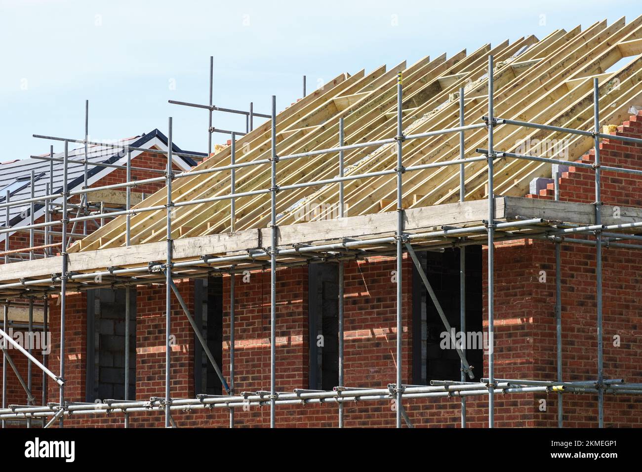 Neue Dachkonstruktion am Wohnungsbau, Holzstruktur eines neuen Gebäudes, London England, Großbritannien Stockfoto