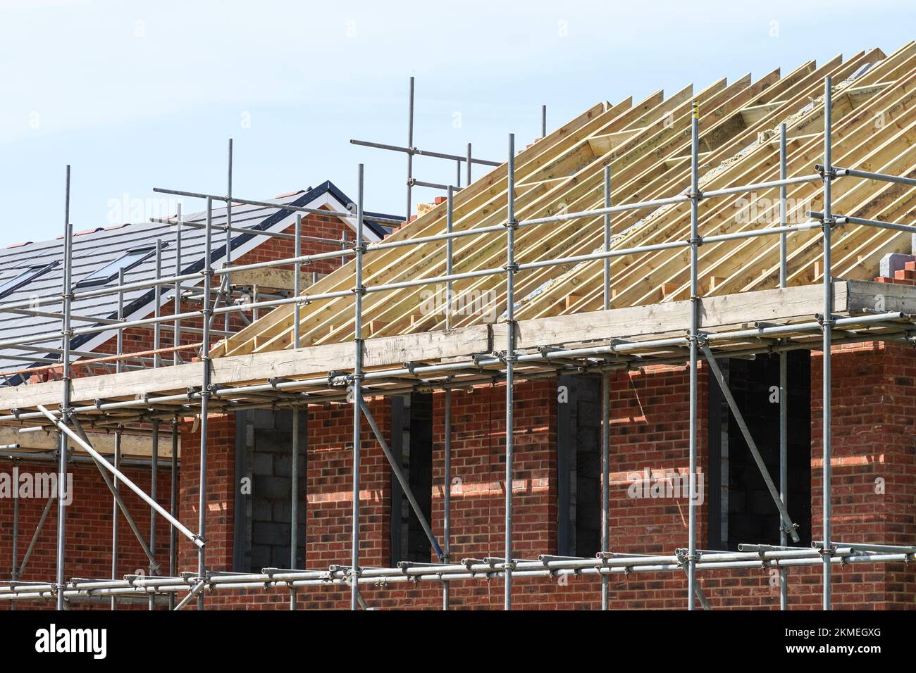 Neue Dachkonstruktion am Wohnungsbau, Holzstruktur eines neuen Gebäudes, London England, Großbritannien Stockfoto